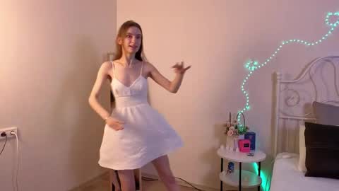 _ash_leyy_ online show from June 6, 7:03 am