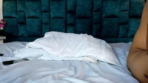 _bonnyandclyde online show from April 20, 6:11 pm