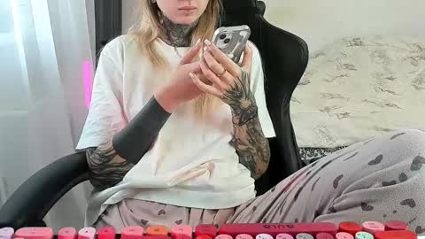 Snapshot of _feralberry__ chatting on September 29, 9:52 am Alis online show from September 29, 9:52 am