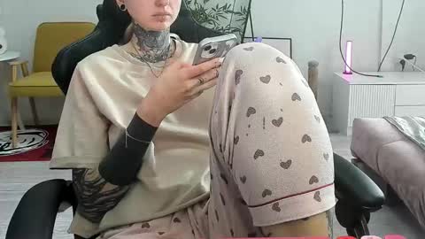Snapshot of _feralberry__ chatting on September 20, 10:51 am Alis online show from September 20, 10:51 am