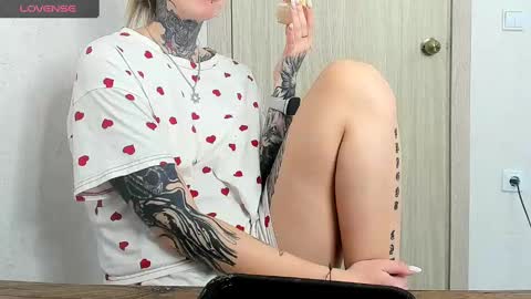 Snapshot of _feralberry__ chatting on February 16, 12:43 pm Alis online show from February 16, 12:43 pm