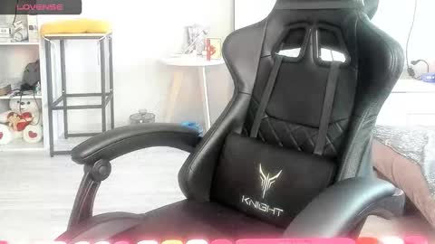 Snapshot of _feralberry__ chatting on October 21, 6:18 am Alis online show from October 21, 6:18 am