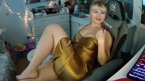 _glamorous_ online show from November 20, 5:54 pm