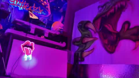 GlitterBox online show from January 23, 4:37 pm