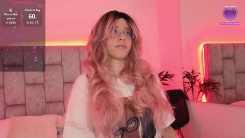 Waifu Izumi  online show from April 7, 4:14 am