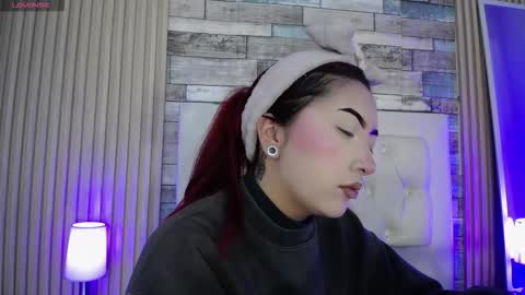 Mia online show from February 19, 7:24 pm