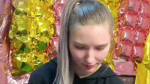 _kikiclark_ online show from April 19, 8:11 pm