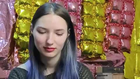 _kikiclark_ online show from April 3, 5:20 pm