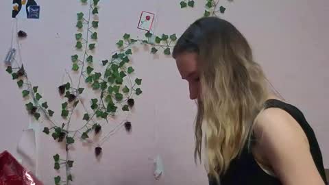 _kikiclark_ online show from March 12, 7:50 pm