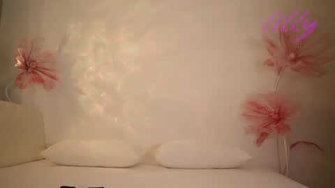 _lillilly_ online show from July 7, 7:23 am