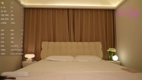 _lillilly_ online show from October 19, 6:07 am