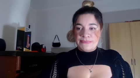 _lunagold_ online show from February 4, 2:43 pm