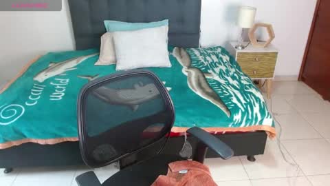 _melliissa_ online show from April 17, 9:50 pm