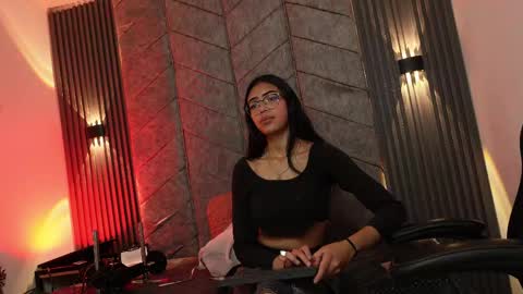 _viollettenoir_ online show from April 21, 7:21 pm