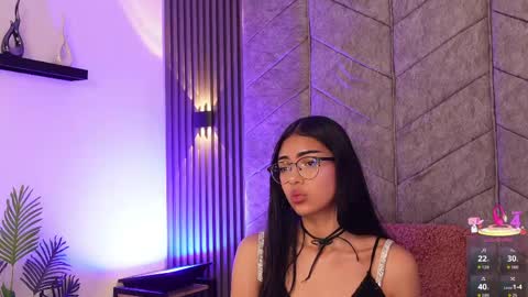 _viollettenoir_ online show from April 23, 8:10 pm