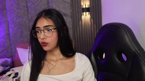 _viollettenoir_ online show from April 20, 7:50 pm