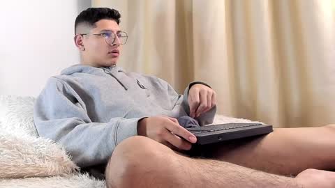 Snapshot of a_lejandro_08 chatting on February 9, 3:11 am alejo online show from February 9, 3:11 am