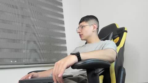 Snapshot of a_lejandro_08 chatting on February 3, 3:53 am alejo online show from February 3, 3:53 am