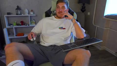 Snapshot of aalexxxxxx chatting on March 9, 8:18 am Alex online show from March 9, 8:18 am