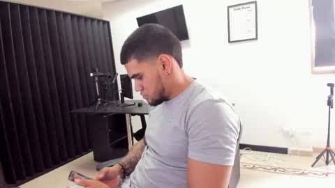 ig aaron hunter123 online show from April 13, 4:11 pm