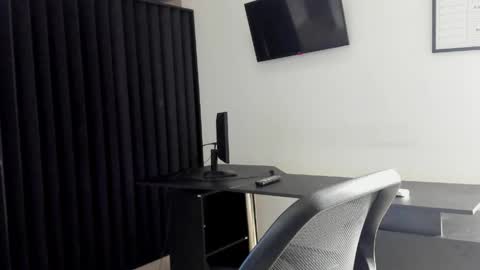 ig aaron hunter123 online show from April 1, 1:52 pm