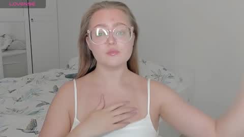 Snapshot of abbywyte chatting on October 25, 2:17 pm Abby    Stream at Sat  Sun  Mon  Fri online show from October 25, 2:17 pm