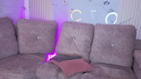 abella_as_ online show from April 18, 5:20 am