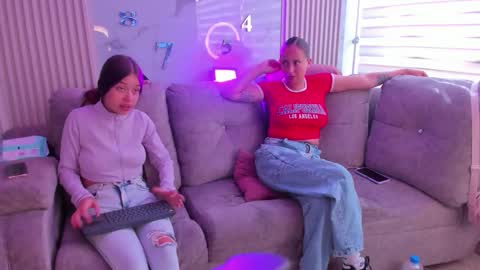 abella_as_ online show from March 26, 2:33 pm