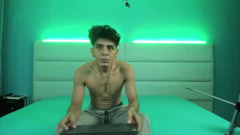 Abril and Julian online show from February 19, 12:26 pm