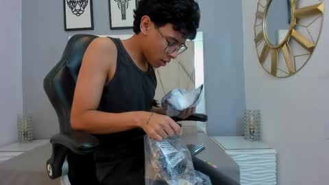 Adams Bobby online show from April 4, 11:06 am