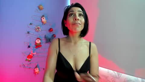 Adelle online show from December 18, 2:28 pm