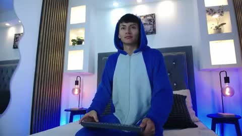 adrianstark_ online show from June 3, 1:25 pm