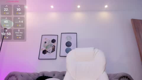 AIDA ADAMS online show from November 6, 7:17 pm