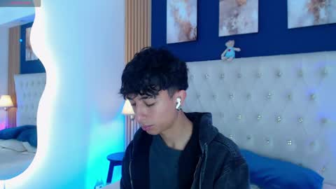 Aiden online show from April 22, 1:18 pm