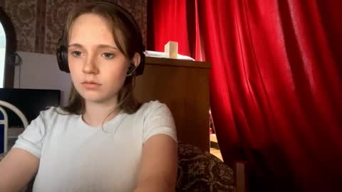 Snapshot of aileenamara chatting on October 18, 9:13 am Kira online show from October 18, 9:13 am