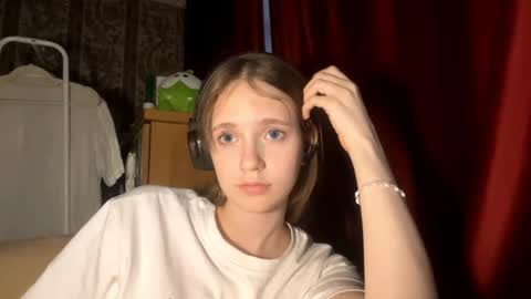 Snapshot of aileenamara chatting on October 3, 12:57 pm Kira online show from October 3, 12:57 pm