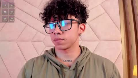 Snapshot of akazaboy chatting on October 20, 4:28 am akazaboy online show from October 20, 4:28 am