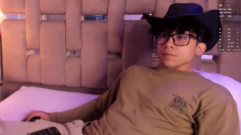 akazaboy online show from November 18, 4:37 am