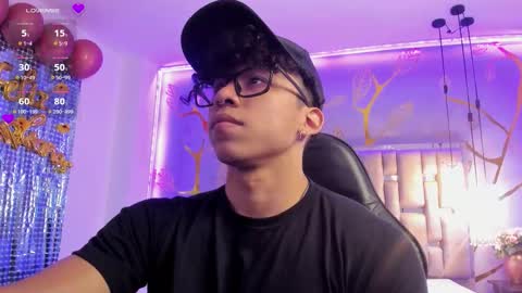 Snapshot of akazaboy chatting on October 9, 8:36 pm akazaboy online show from October 9, 8:36 pm