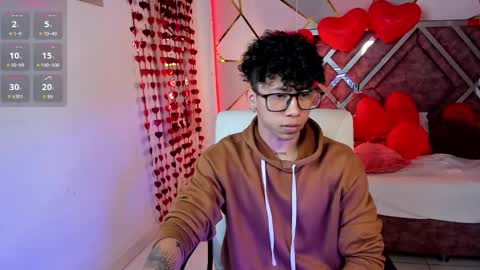 Snapshot of akazaboy chatting on February 19, 4:44 am akazaboy online show from February 19, 4:44 am