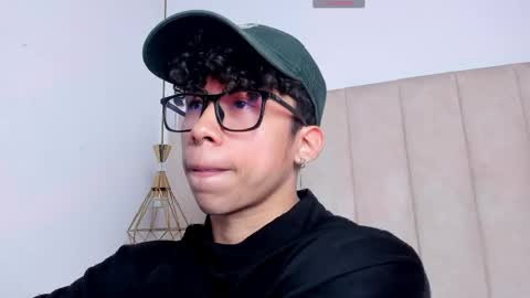 akazaboy online show from April 17, 8:22 pm