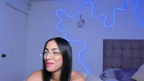 Alaia Alegria online show from June 5, 1:12 am