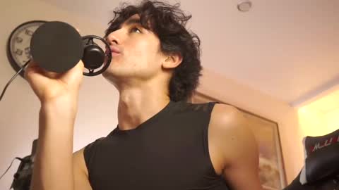 idenavarre online show from February 11, 12:49 am