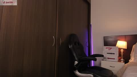Snapshot of alejaramillo_ chatting on March 6, 8:27 pm Alejandra online show from March 6, 8:27 pm