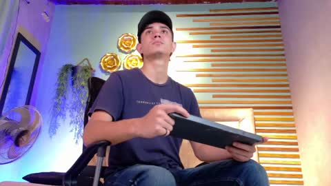 alejo_gray1 online show from June 1, 1:23 pm