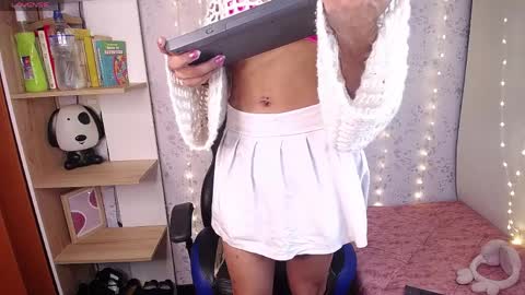 alexaavandercloude online show from April 8, 7:50 pm