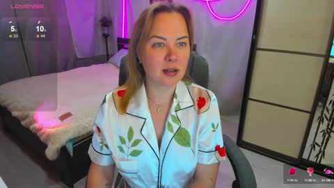 Snapshot of alice_sex_intellect chatting on December 2, 12:24 pm Alice online show from December 2, 12:24 pm