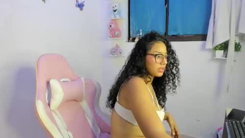 Snapshot of alicie_sexy_hot_20 chatting on October 31, 7:53 am ana online show from October 31, 7:53 am
