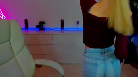 Snapshot of alina__blonde chatting on October 23, 6:04 am Alina online show from October 23, 6:04 am