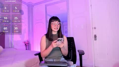 Snapshot of alisonfishert chatting on October 6, 1:07 pm Alison Fishert online show from October 6, 1:07 pm